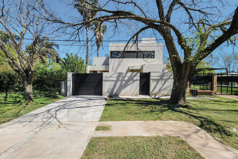 Casa de 3 dormitorios más comodín, jardín y pileta en Funes