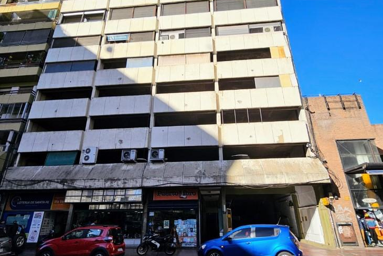 CORRIENTES 800. A metros Peatonal. Ingreso por rampa hormigón.