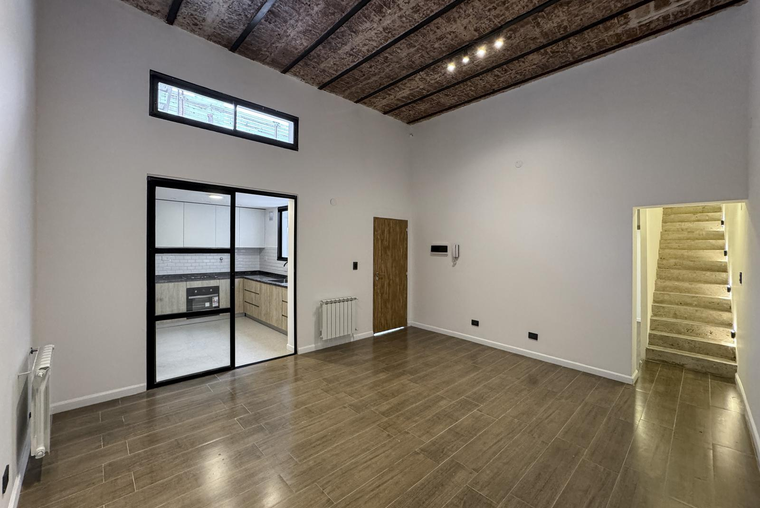 Casa de pasillo con 2 dormitorios, 3 baños y terraza exclusiva en Pichincha