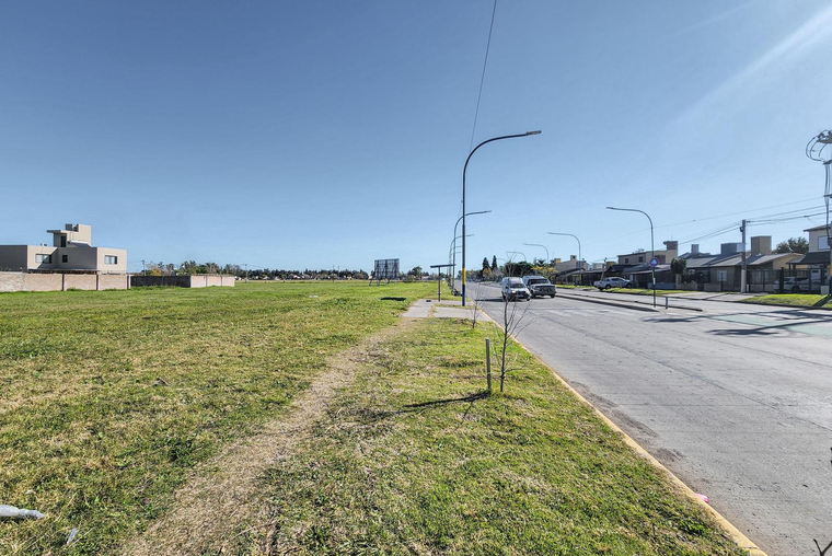 Terreno Comercial sobre Av. Calasanz con 346m² camino a Funes