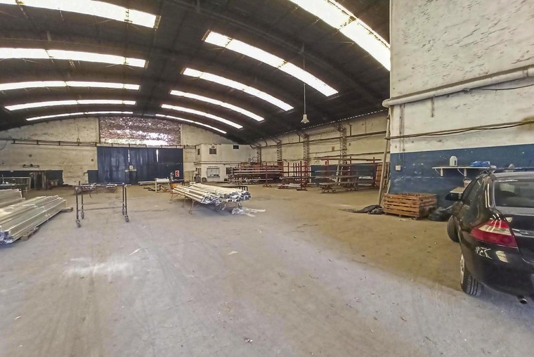 Gran galpón de 1.338 m² más playa de estacionamiento