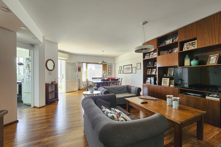 Departamento de 3 dormitorios con radiadores y cochera en Abasto