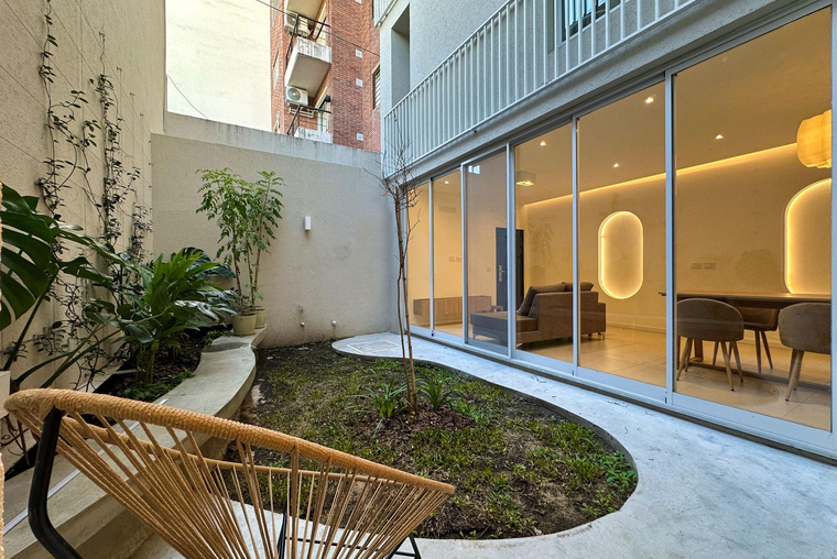 Casa de pasillo con 3 dormitorios, 4 baños, patio, terraza y quincho con pileta