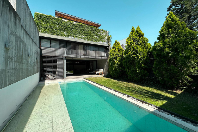 Casa de diseño con 3 dormitorios con 2 cocheras, jardín y pileta