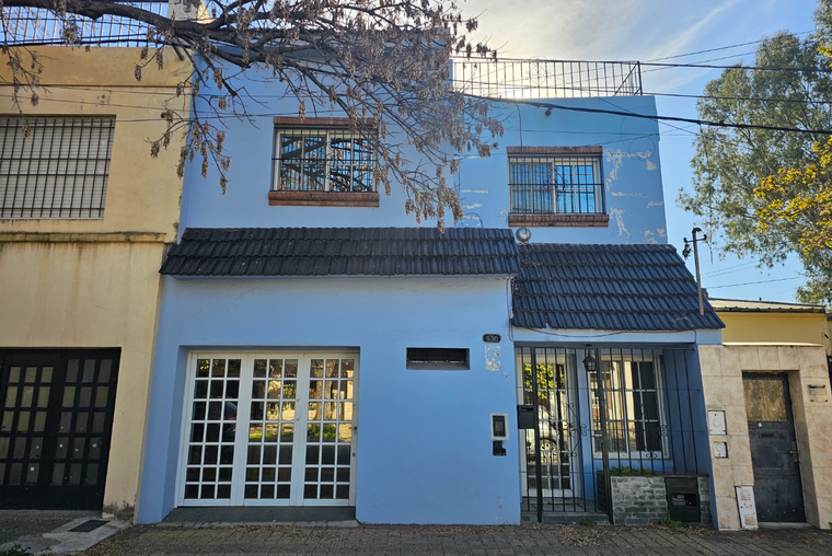 OPORTUNIDAD. COCHERA. Sucre - San Lorenzo. Muy luminosa. Amplio living comedor. Patio. Terraza.