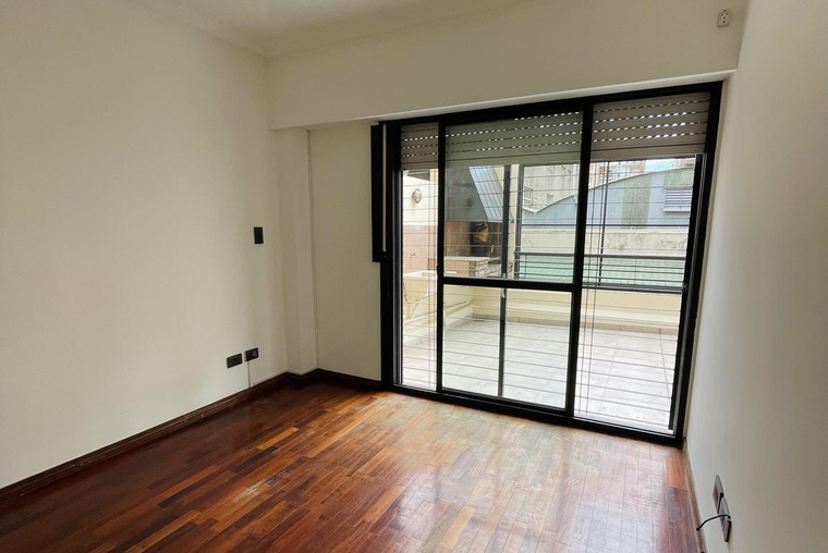 AMPLIO. MENDOZA 1400. PATIO. Living comedor. Cocina independiente.