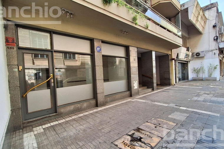 Buenos Aires 800. Local 60 m2. Frente vidriado. 2 ambientes. Privado. Cocina. Baño. Patio.