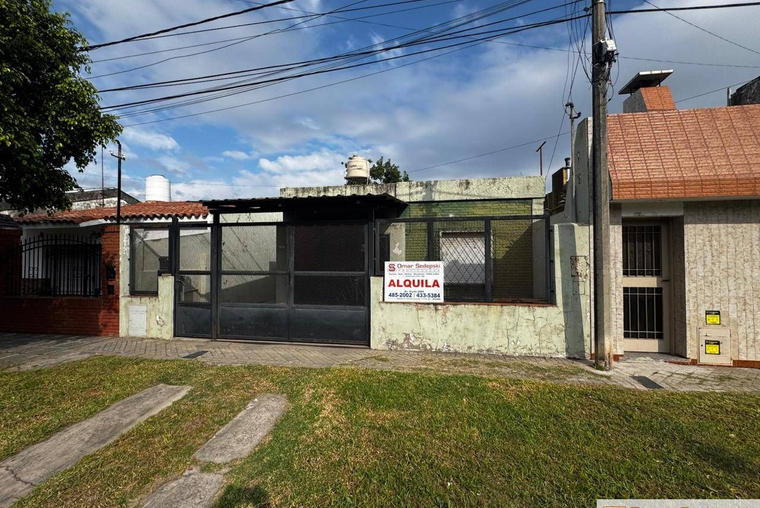 ESTEBAN DE LUCA 71. Garage. Amplio patio. Servicios.