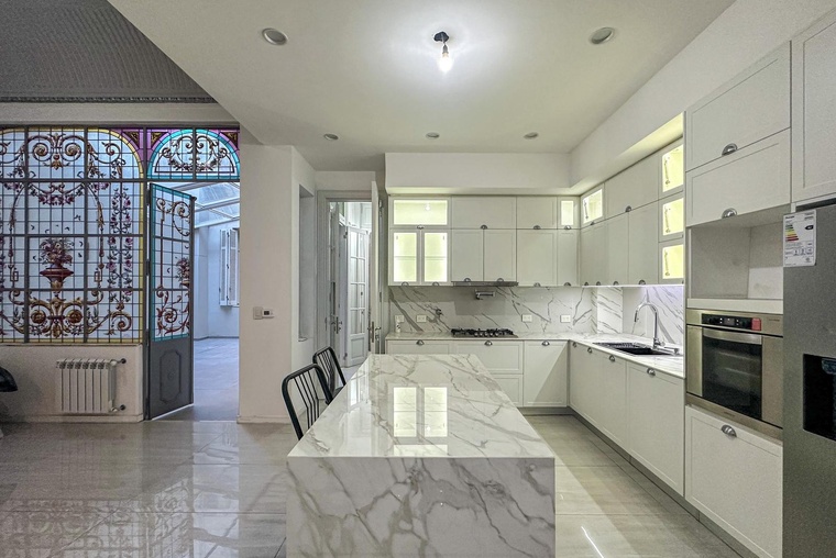 Casa de 4 dormitorios más escritorio con patio y terraza con parrillero