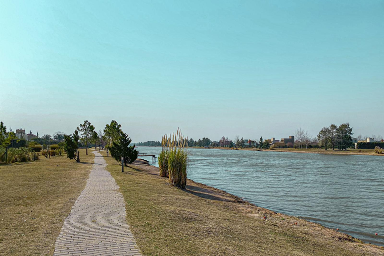 Terreno con fondo al lago en la mejor zona de Puerto Roldan