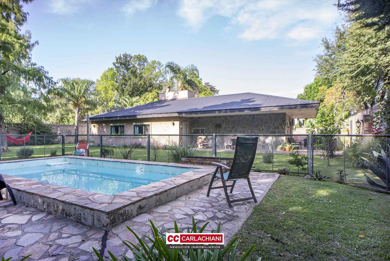 Casa en venta 2 dormitorios Funes - Hermoso parque, pileta