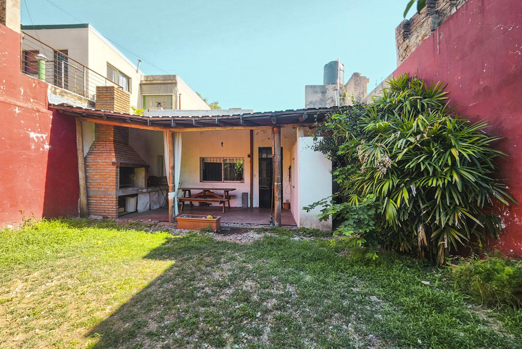 Casa de 2 dormitorios con cochera, parrillero y gran jardín