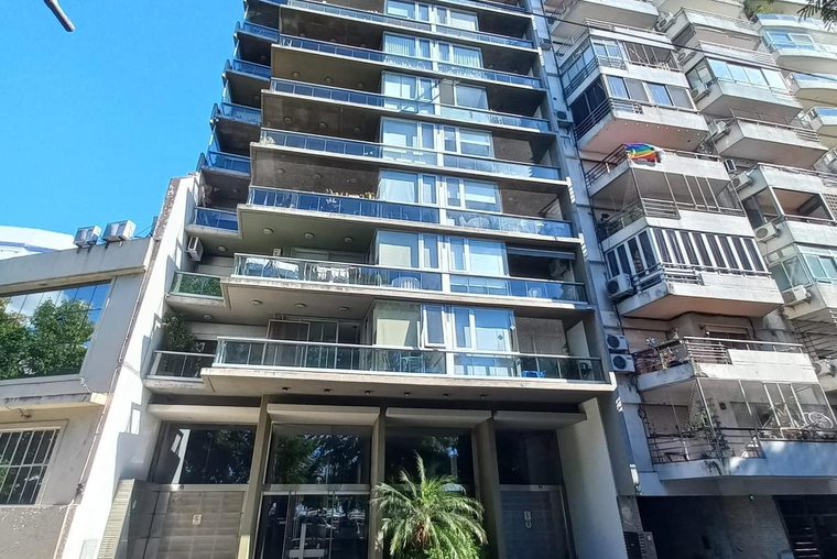 Av. Rivadavia 2000. Categoría. Vista Río. Balcón. Calefacción central. 2 baños. Pileta. Quincho.