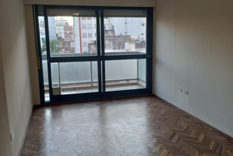 España 1100. Balcón. Contrafrente. Cocina amoblada. Placares. 60 m2.