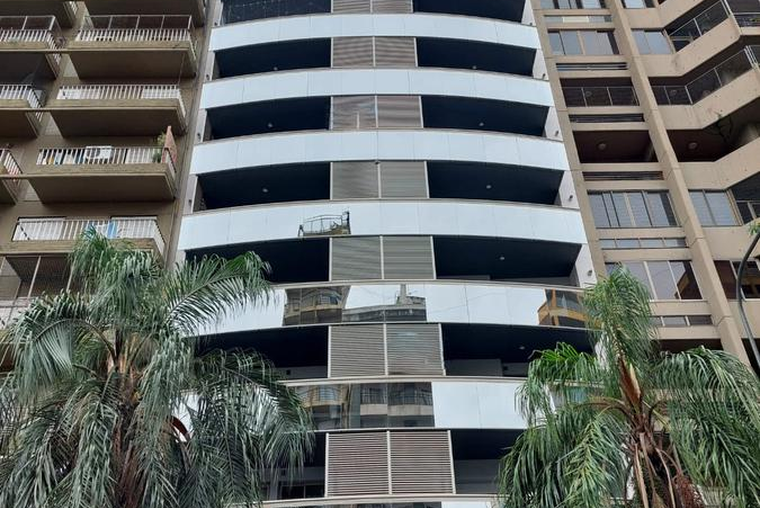 Increíble semipiso en venta de 3 dormitorios mas escritorio - Cochera,Pileta y parrillero