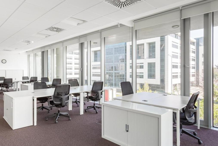 Alquiler de oficina comercial para 4 personas en Montevideo, Carrasco Valley.