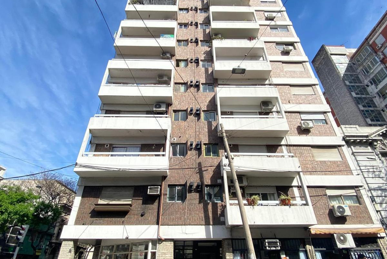 Italia 600. Semipiso. Balcón. Living. Cocina independiente. Pisos madera. Placares.