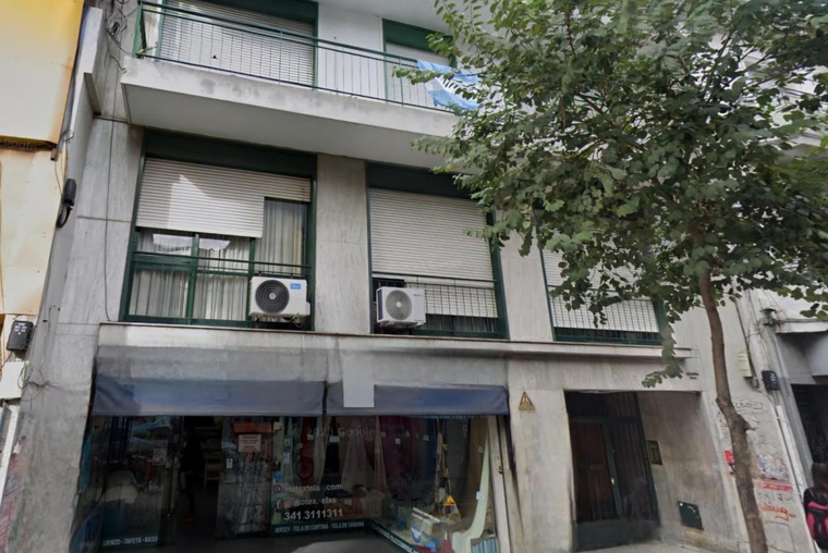 Entre Ríos 900. Contrafrente. Antiguo. Amplio. 84 m2. Balcón. Dependencias de servicio. Alquilado.