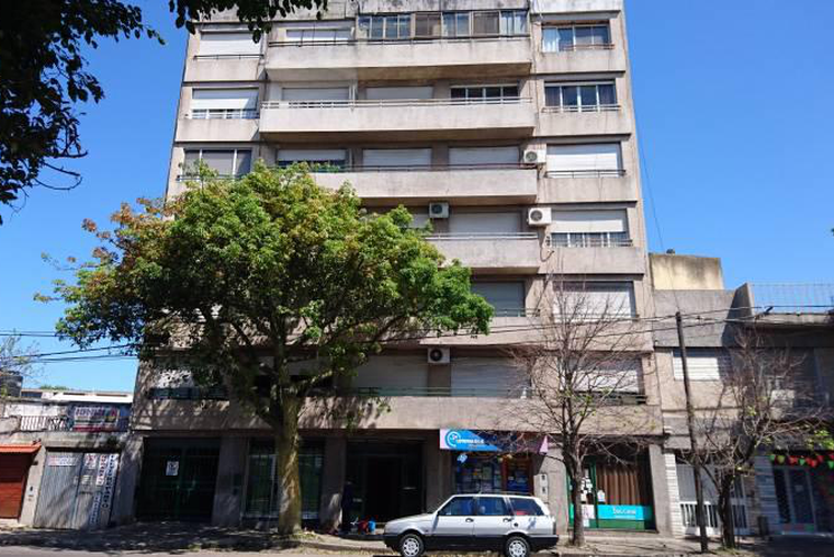 Eva Peron 5455 - Departamento 3 Dormitorios en Alquiler al Frente con Balcón