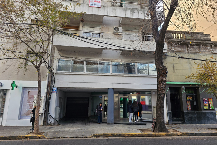 ATENCION OPORTUNIDAD. Paraguay - Catamarca. En PB. Rampa automática. Portón eléctrico,