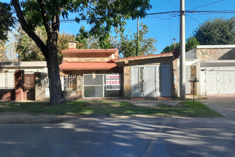 Casa en venta Granadero Baigorria - a Reciclar con Amplio Terreno Ideal Local con Deposito