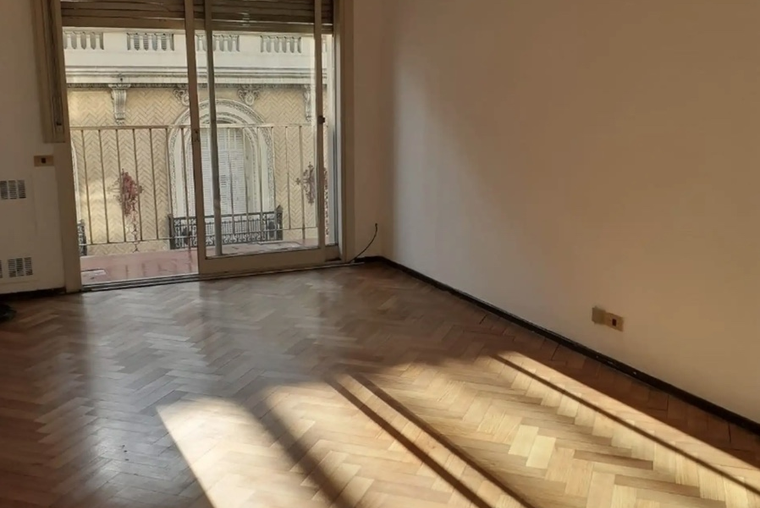Sarmiento 700. Balcón corrido. Externo. Cocina independiente, con lavadero.