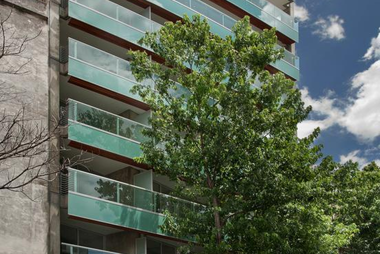 AMPLIO. Edificio FUNDAR. MORENO 1054. Balcón frente. Placard. Quincho con parrilla. Opción cochera.