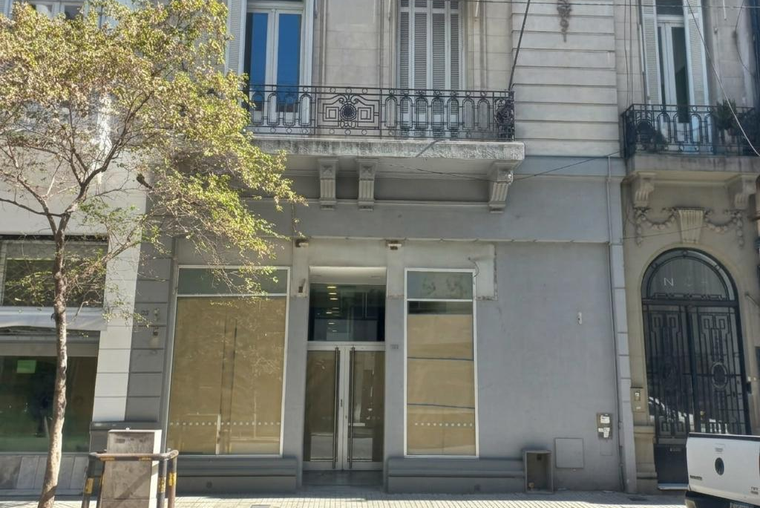 Pte. Roca 700. 450 m2. Planta alta. Ideal instituciones/empresas. Despachos. Salón. Kitchenette.