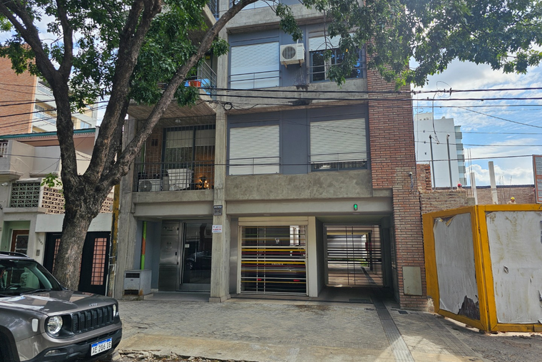 ATENCION. IMPECABLE. Castellanos - San Juan. Balcón. Amplio. Dividido. Placard.