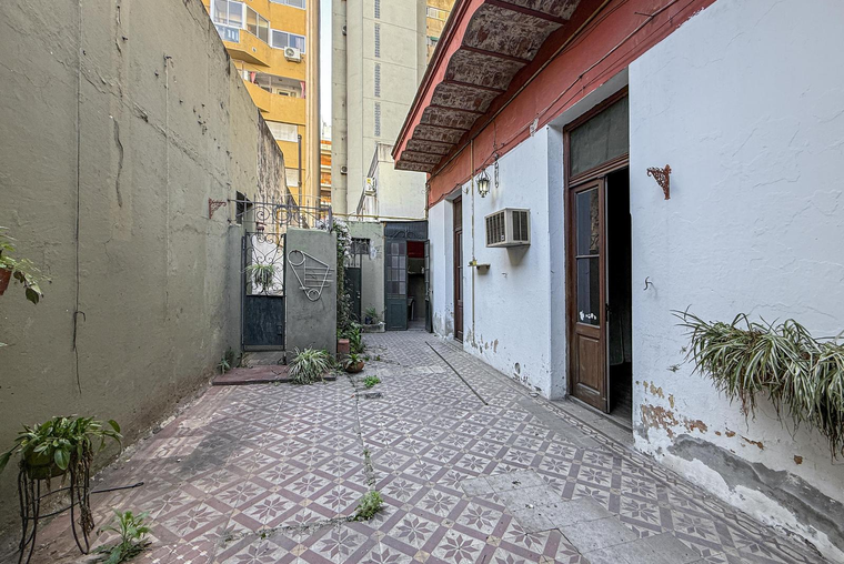 Casa de pasillo de 2 dormitorios con un terreno de 138m2 en el centro