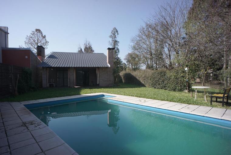 Venta Gran casa de esquina en barrio Los Troncos Funes