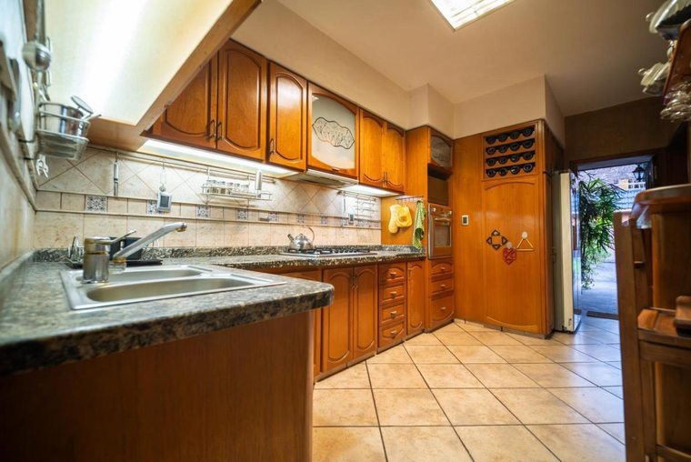 Casa 3 Dormitorios con Jardin y Cochera Barrio Abasto