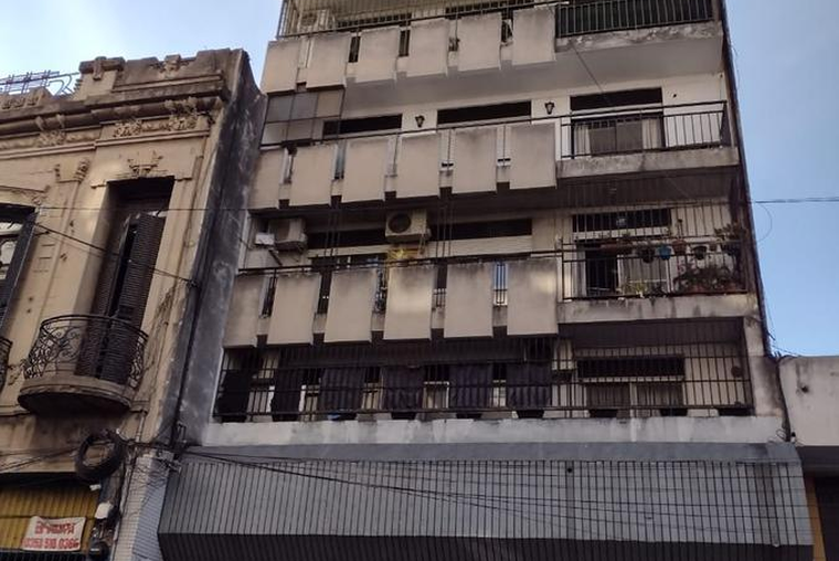 Mitre 1100. A metros Peatonal Córdoba/Plaza Sarmiento. Contrafrente. Cocina independiente.