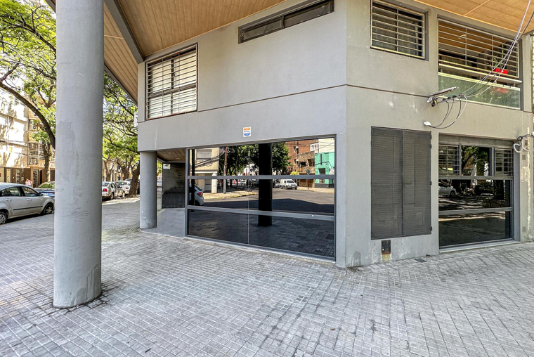 Local comercial con 2 privados y recepción en esquina de Abasto