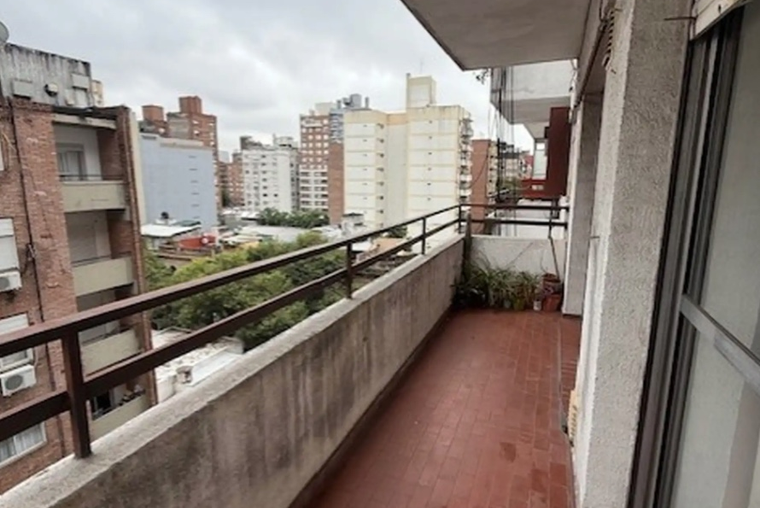 Pte. Roca 1500. Balcón corrido. Externo. Cocina separada.