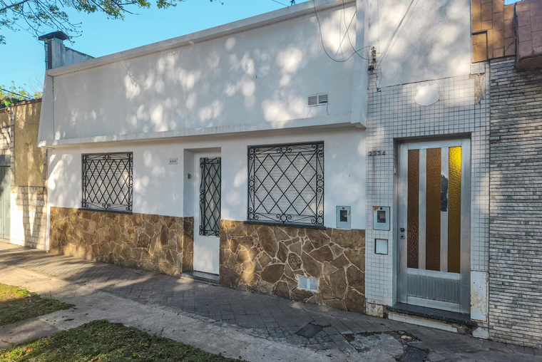 Casa al frente de 2 dormitorios con patio y terraza