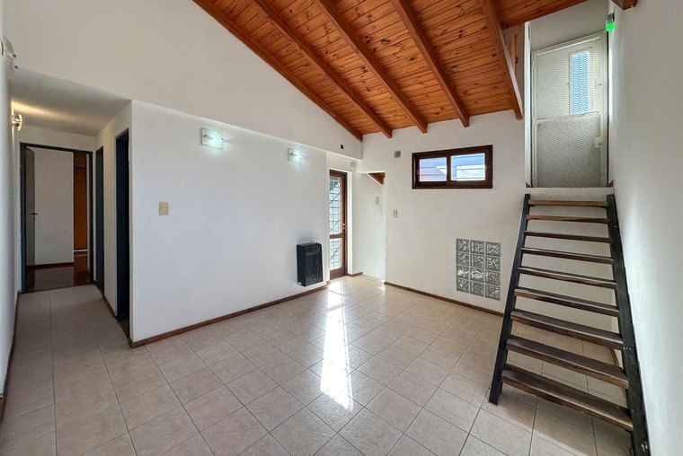Casa de pasillo en PH con 2 dormitorios y terraza exclusiva