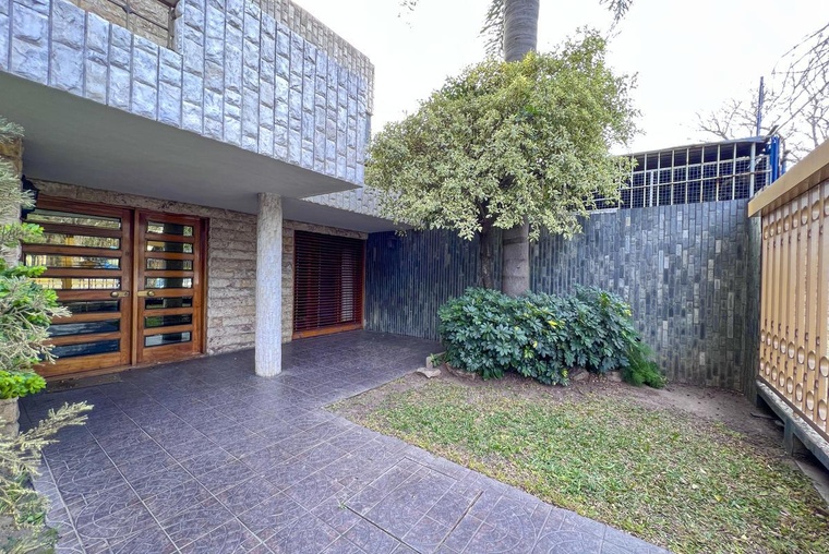 Imponente Casa en venta - Bv. Segui y Santiago - Apta construcción