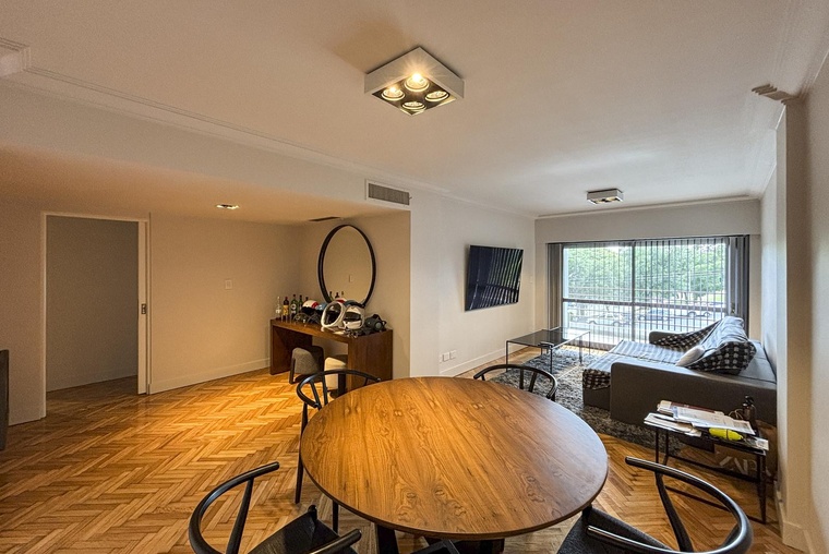 Departamento de 3 dormitorios con 3 baños y patio
