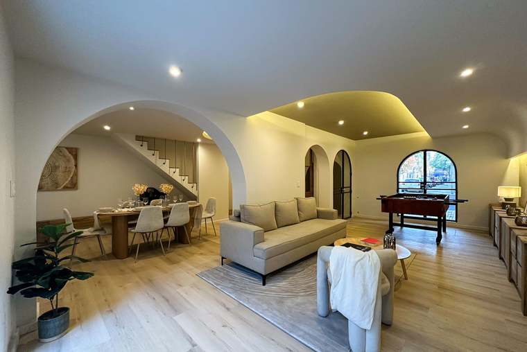 Casa de 3 dormitorios más comodín, 2 cocheras, quincho y pileta