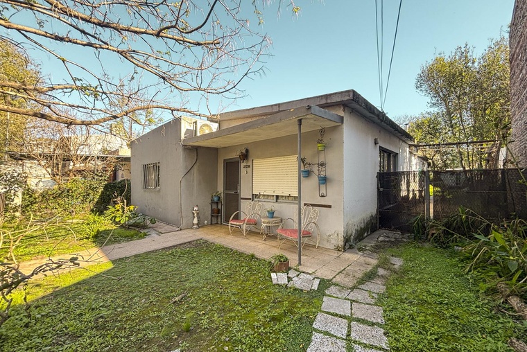 Casa de 2 dormitorios con terreno de 445m² en Funes