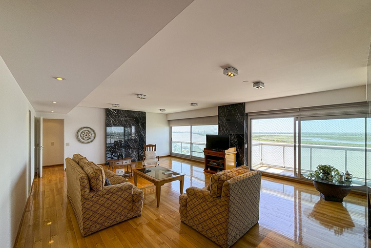 Departamento de 3 dormitorios con 2 cocheras, balcón amplio y vista al río