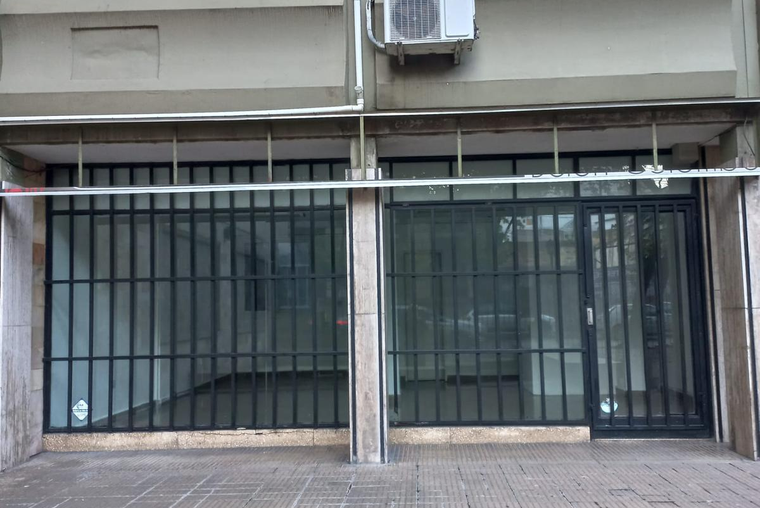 Local. 40 m2. Sarmiento 1300. Frente. Patio. 2 baños.