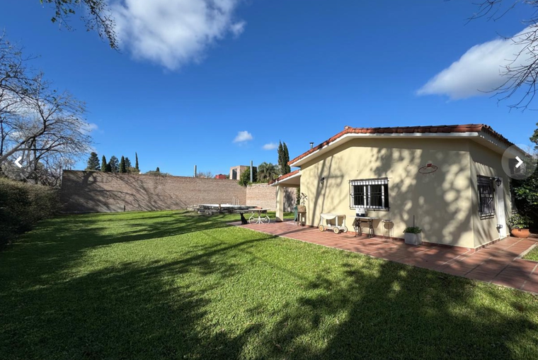 Casa 2 dormitorios. Terreno 600 m2. Angelome y Ramírez. Los Troncos. Funes. Jardin. Piscina.