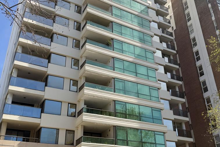 BV. OROÑO 328. Semipiso externo. Balcón. Living comedor. Suite. Vestidor. Cochera. Amenities.
