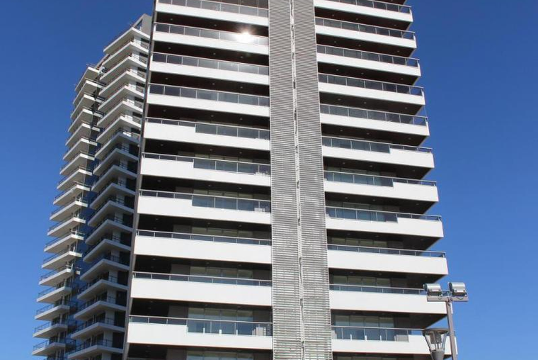 PUERTO NORTE. EDIFICIO TORREON DEL RIO. Vista total rio. Piso 7mo. Cochera. Amenities. Seguridad.