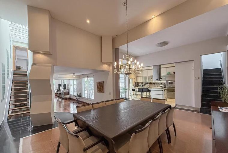 CASA DE CUATRO DORMITORIOS VENTA PATIO CON JARDIN Y PISCINA ABASTO ROSARIO