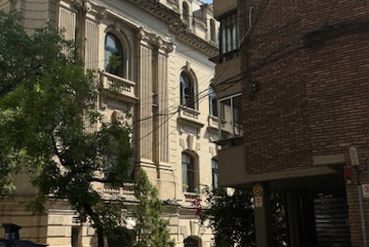 Alquilo DEPARTAMETO PB CON COCHERA Urquiza 800, (EXCELEN TE UBICACION)