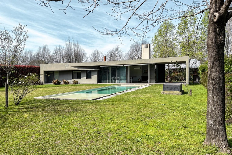Casa de 2 dormitorios con gran jardín y pileta en Los Alamos, Ibarlucea