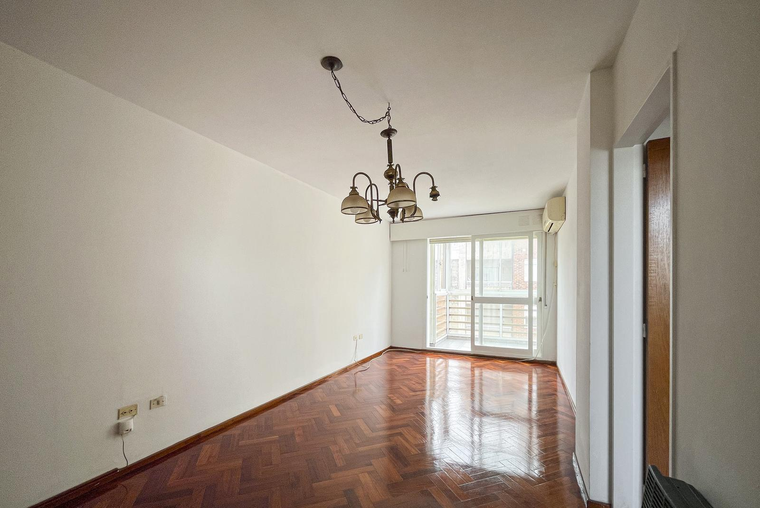 Departamento de 3 dormitorios más comodín y cochera en el Centro